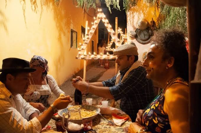Installazione luminosa della Festa delle Lucerne nel Borgo Casamale