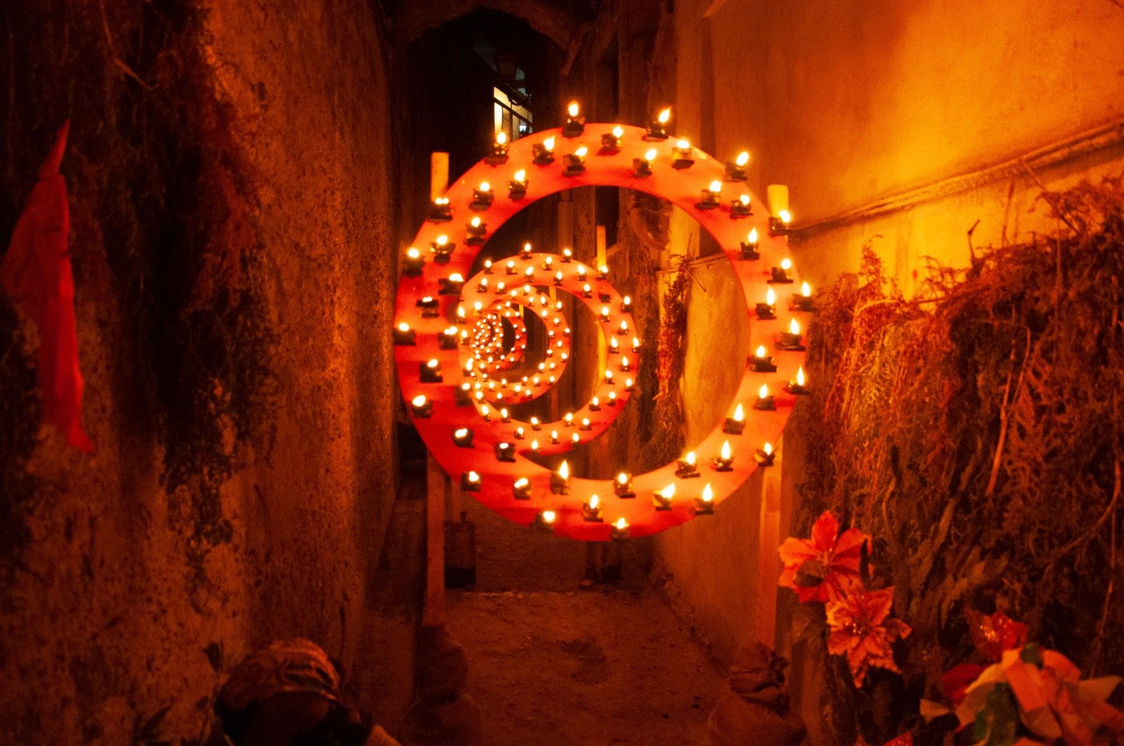 Visitatori davanti a un'installazione luminosa della Festa delle Lucerne